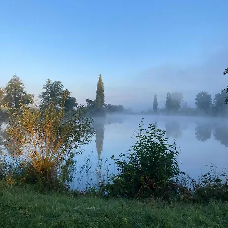 Kubisches Freistehendes Mit Blick Auf Einen Weiher Σπίτι διακοπών *
