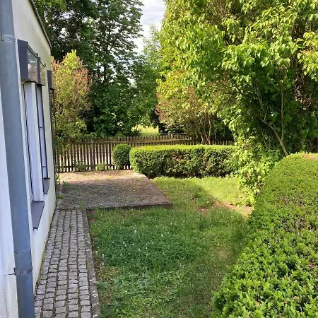 Kubisches Freistehendes Mit Blick Auf Einen Weiher